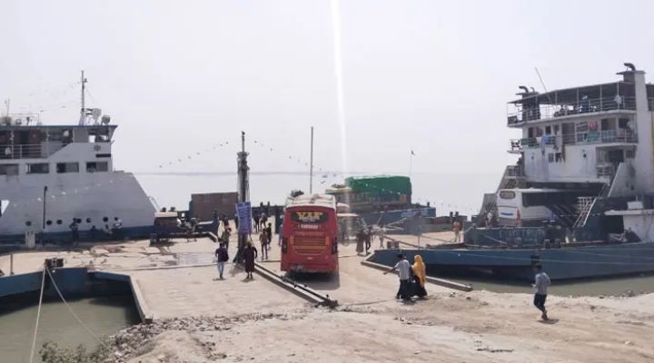 পাটুরিয়া-দৌলতদিয়া রুটে ফেরি চলাচল বন্ধ